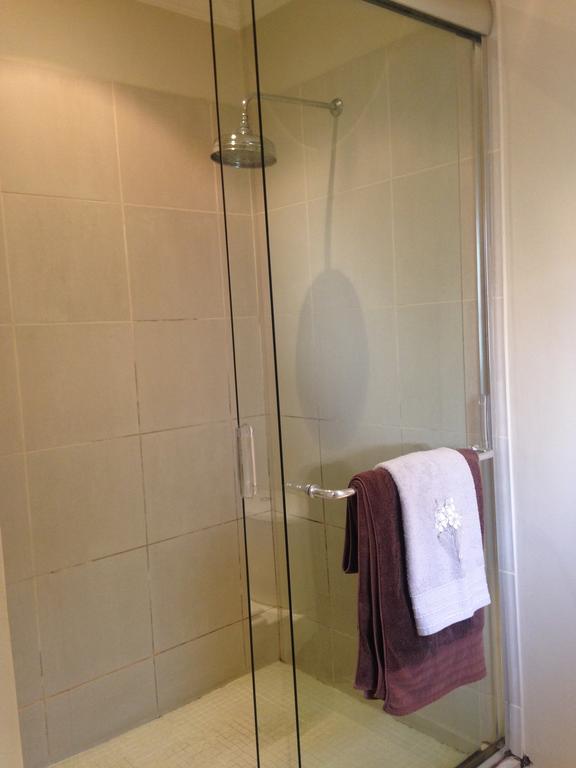 A Hundred Thousand Welcomes B&B Sandton Room photo