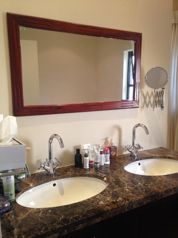 A Hundred Thousand Welcomes B&B Sandton Room photo